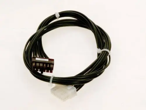 Kabel mit mehreren Anschlüssen, verbunden mit zwei Steckverbindern. Das Produkt ist von Bosch und dient der elektrischen Verbindung in technischen Anwendungen.